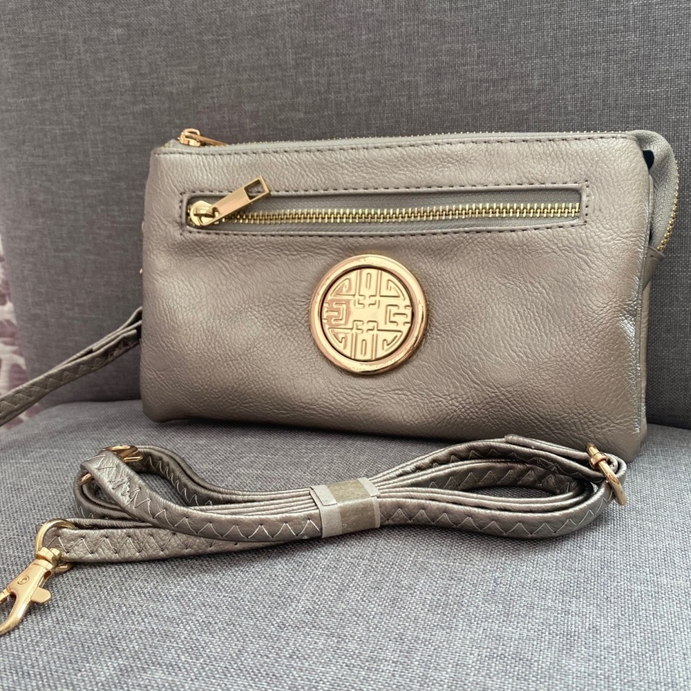 Multifunctional wrist/crossbody bag